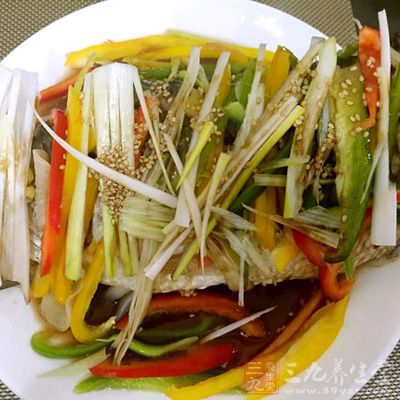 大火燒開鍋中的水,將魚放入,用中火蒸8分鐘 大火燒開鍋中的水,將魚放入,用中火蒸8分鐘