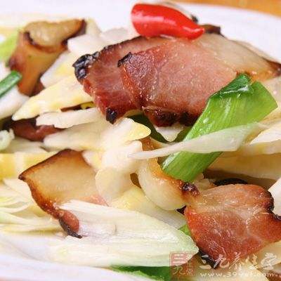 材料:竹筍 香腸 鮮辣椒 鹽生抽 材料:竹筍 香腸 鮮辣椒 鹽生抽