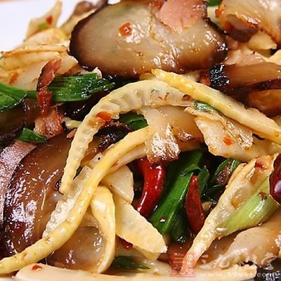 材料:臘肉,竹筍,辣椒,蒜苗,姜,料酒,鹽 材料:臘肉,竹筍,辣椒,蒜苗,姜,料酒,鹽