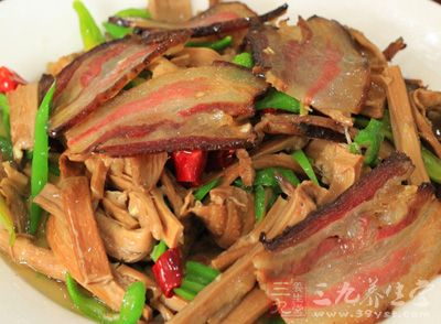 竹筍切片,肉切片,肥肉另外放置待用,瘦肉用糖,鹽,油,老抽和澱粉腌制半個小時 竹筍切片,肉切片,肥肉另外放置待用,瘦肉用糖,鹽,油,老抽和澱粉腌制半個小時