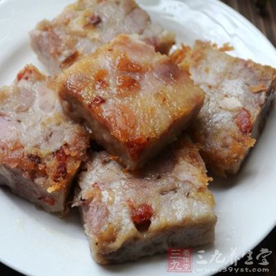 五香芋頭糕吃前切塊，用油煎成兩面金黃色