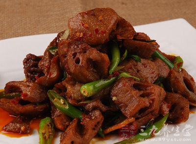 鮮藕切薄片，過一下清水;紅燈籠椒去籽拍碎切丁;青蔥切蔥花