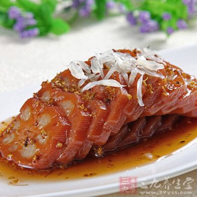 蓮藕去皮洗淨，切片，稍作出水備用;芹菜洗淨切段備用;開鍋下油