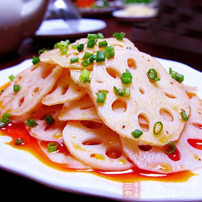 糯米粉以少許水調勻並以小火煮成稠狀，水梨去皮及核，切絲，青、紅辣椒洗淨