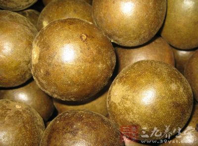 羅漢果味甘性涼,歸肺、大腸經,有潤肺止咳,生津止渴的功效 羅漢果味甘性涼,歸肺、大腸經,有潤肺止咳,生津止渴的功效