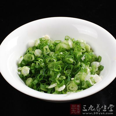 將蔥花和海米放裡 將蔥花和海米放裡