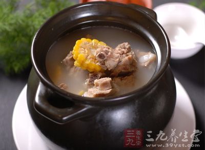 排骨買回後應用溫水浸泡15分鐘左右，洗淨