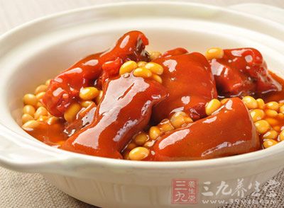 豬蹄洗淨剁成塊,生姜洗淨切片,芹菜洗淨去葉切段 豬蹄洗淨剁成塊,生姜洗淨切片,芹菜洗淨去葉切段