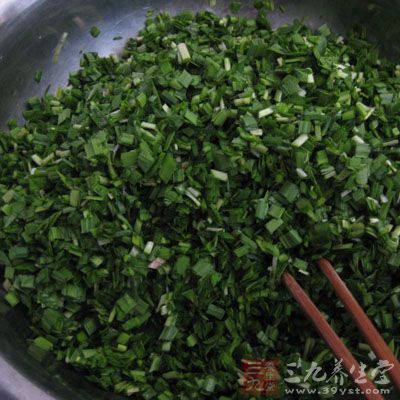 韭菜摘去老葉,洗淨切成1cm長的碎末 韭菜摘去老葉,洗淨切成1cm長的碎末