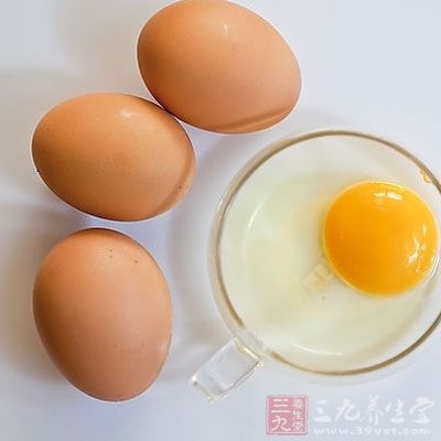 將蝦皮雞蛋打入大碗中 將蝦皮雞蛋打入大碗中