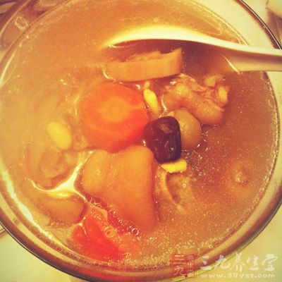 豬腳斬件,燒開水焯去血沫 豬腳斬件,燒開水焯去血沫