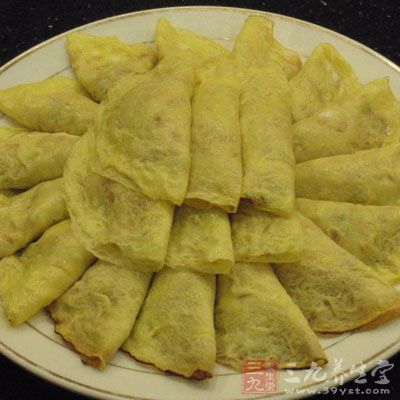 將制好的餡料包入蛋皮中制成蛋餃