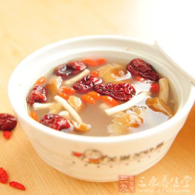 把所有材料倒入鍋中炖半個小時即可 把所有材料倒入鍋中炖半個小時即可