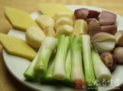 杏鮑菇和蔥姜蒜等必須材料切成片狀備用