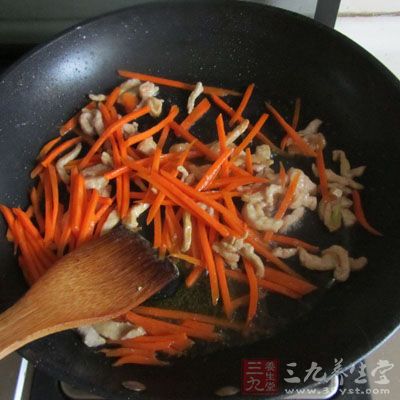 倒入肉絲翻炒變色