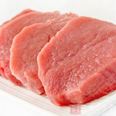 把豬肉切成片狀，加入澱粉攪勻腌好