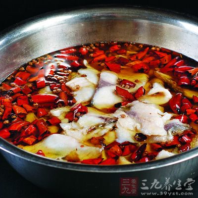 魚頭、魚尾切下。把魚片成片,片好的魚片用鹽、料酒、姜米腌制15分鐘 魚頭、魚尾切下。把魚片成片,片好的魚片用鹽、料酒、姜米腌制15分鐘