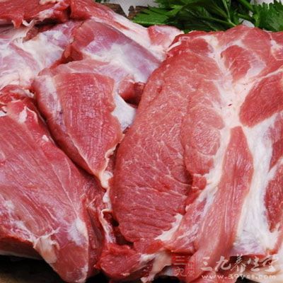 瘦豬肉洗淨,切成約1公分的厚片 瘦豬肉洗淨,切成約1公分的厚片
