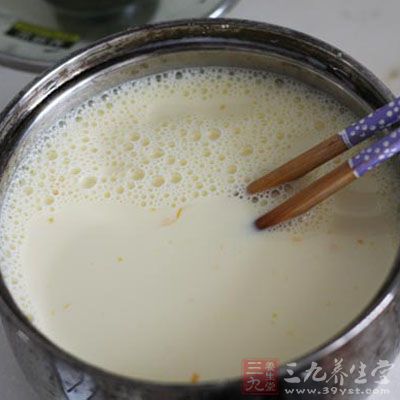 鍋中倒入鮮奶加熱至快要沸騰備用 鍋中倒入鮮奶加熱至快要沸騰備用