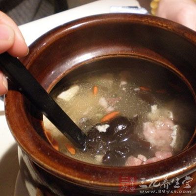 淋香油、撒胡椒粉和香菜末,拌勻即成 淋香油、撒胡椒粉和香菜末,拌勻即成