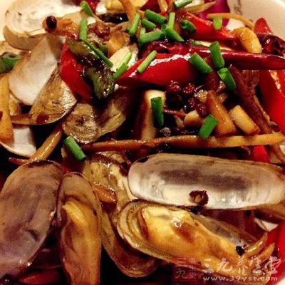 蛏子洗干淨，倒進燒開的水中焯一下(水開時可加一點黃酒)，殼子打開就馬上撈出