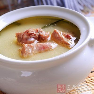 熬出白色湯汁後加入黑木耳 熬出白色湯汁後加入黑木耳