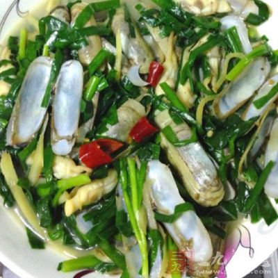 材料:蛏子 韭菜 紅辣椒 姜 白醋 油鹽 材料:蛏子 韭菜 紅辣椒 姜 白醋 油鹽