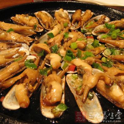 蛏子買回來,洗干淨放在水裡滴一滴食用油養半天,讓蛏子吐盡泥沙 蛏子買回來,洗干淨放在水裡滴一滴食用油養半天,讓蛏子吐盡泥沙