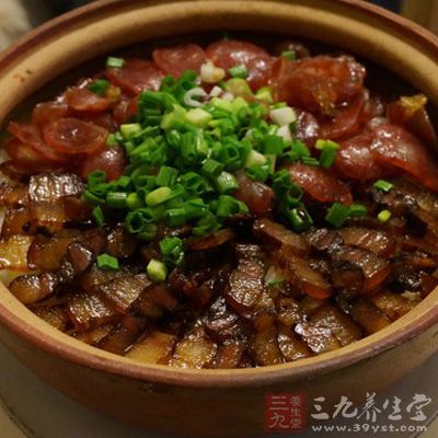 熄火再焖15分鐘,放入蔬菜,淋上調味醬油拌勻即可 熄火再焖15分鐘,放入蔬菜,淋上調味醬油拌勻即可