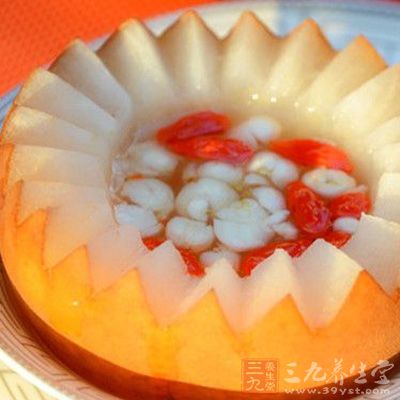 將鴨梨洗干淨，將頭部切開，剩下的部分將中間的核挖除
