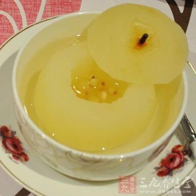 將川貝、干蓮子用約60℃溫水浸泡約40分鐘，紅棗洗淨後也用60℃溫水淨泡10分鐘，兩者備用