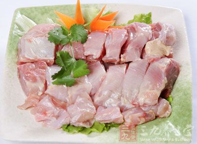把雞塊翻炒一遍,去除油脂 把雞塊翻炒一遍,去除油脂