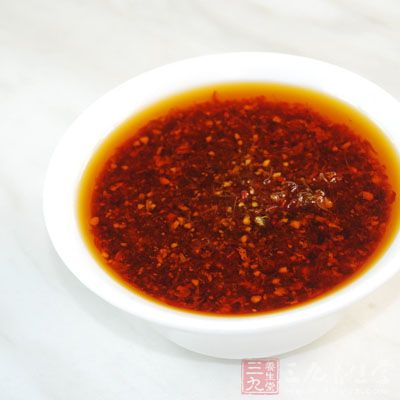 添加適量鮑魚醬和少許鹽略炒一炒 添加適量鮑魚醬和少許鹽略炒一炒