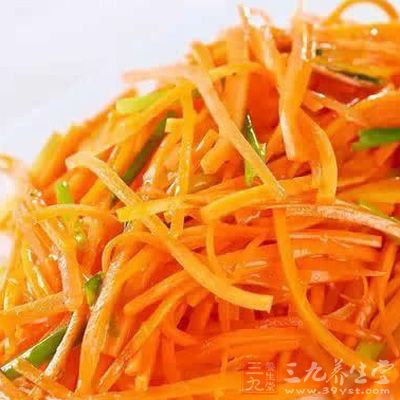 再加入胡蘿卜絲快速翻 再加入胡蘿卜絲快速翻