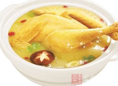 土雞腿洗淨剁小塊，汆燙後撈出;香菇泡軟、去蒂，紅棗泡軟，生姜洗淨拍松