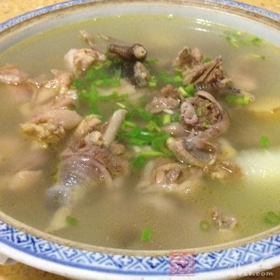 因為是草雞，就沒放其他東西，味道真是不錯，清淡卻很是香