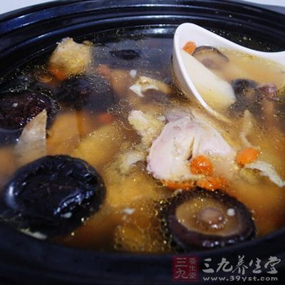 將爆好的香菇放入雞肉中，炖1個小時，盛出前放入蔥