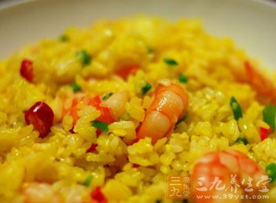 胡蘿卜、洋蔥、黃瓜切小丁,將蛋黃從整雞蛋中分離備用 胡蘿卜、洋蔥、黃瓜切小丁,將蛋黃從整雞蛋中分離備用