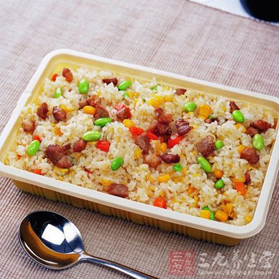 鍋內放花生油,燒熱後,倒入蛋液煎泡至熟,搗爛撈出 鍋內放花生油,燒熱後,倒入蛋液煎泡至熟,搗爛撈出