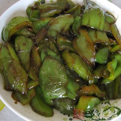 將辣椒,青蒜入鍋煸炒 將辣椒,青蒜入鍋煸炒