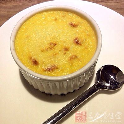 原料：糯米100克，雞蛋2個，奶粉2匙，冰糖適量