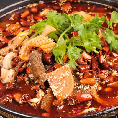 將生姜和大蒜切成大顆粒狀，干椒切成小段洗淨。准備好火鍋底料