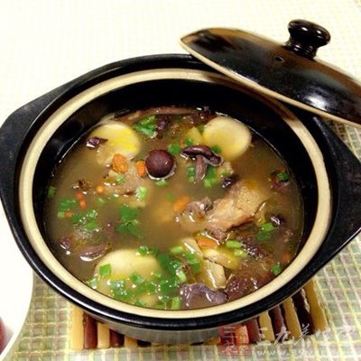 蓋上蓋開高火煮開後,轉文火炖2個小時即可 蓋上蓋開高火煮開後,轉文火炖2個小時即可