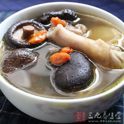 把雞腿和雞胗洗淨,先用開水焯三分鐘左右,去掉血水,香菇去蒂洗淨 把雞腿和雞胗洗淨,先用開水焯三分鐘左右,去掉血水,香菇去蒂洗淨
