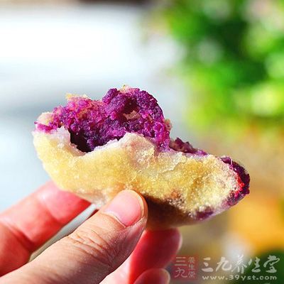 紫薯洗干淨,放鍋裡蒸熟 紫薯洗干淨,放鍋裡蒸熟