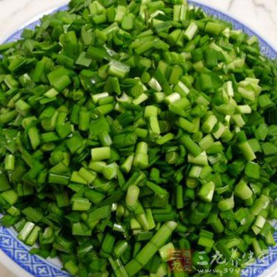 韭菜洗淨,切碎末 韭菜洗淨,切碎末