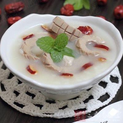 將豬腰放入粥內同煮，加入姜絲和鹽