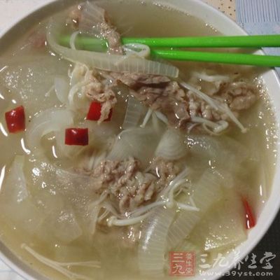 牛肉洗淨,切方塊,加姜片、蔥段飛水,再沖洗去除血沫 牛肉洗淨,切方塊,加姜片、蔥段飛水,再沖洗去除血沫