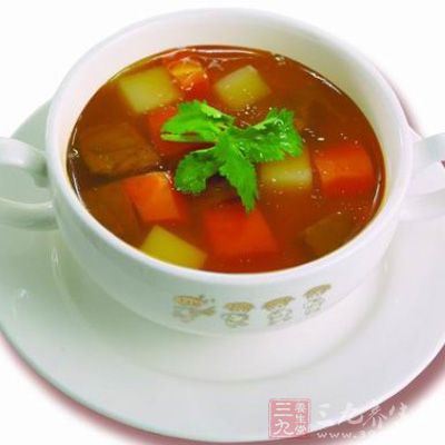 牛肉切小塊,焯水,用生抽和料酒腌制半小時以上 牛肉切小塊,焯水,用生抽和料酒腌制半小時以上