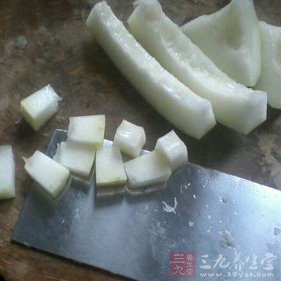將冬瓜切條狀,塊狀也行,不建議切片 將冬瓜切條狀,塊狀也行,不建議切片